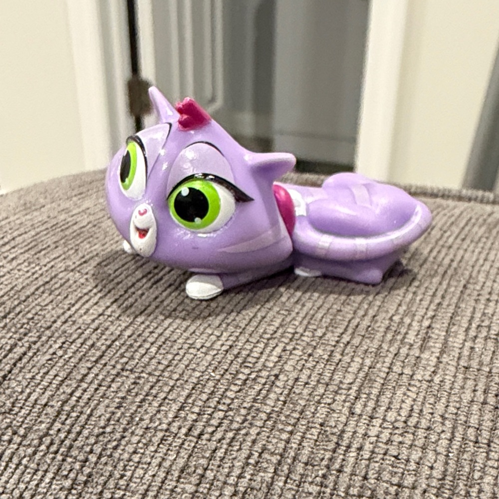 Disney Jr. Puppy Dog Pals - Hissy the Purple Cat figure kids action figures toy - Picture 1 of 3